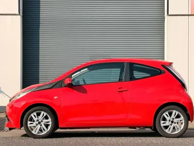Gebraucht Toyota Aygo 69 PS (50 kW) 2015 Rot Kleinwagen
