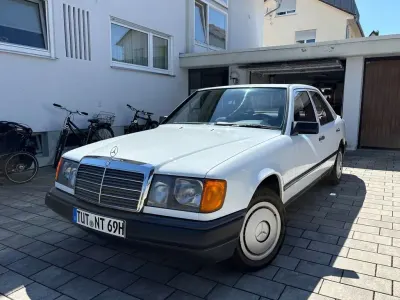 Gebraucht Mercedes E230 132 PS (97 kW) 1984 Weiß Limousine