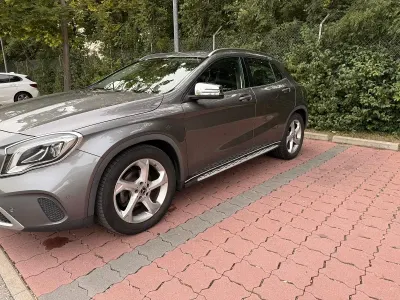Gebraucht Mercedes GLA200 156 PS (114 kW) 2019 Grau SUV