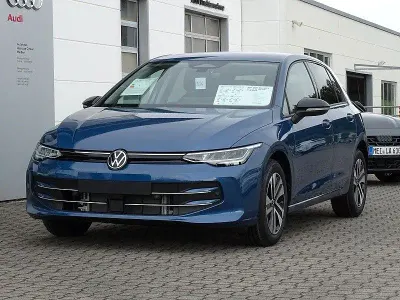 Neu VW Golf VIII 116 PS (85 kW) 2026 Blau Limousine