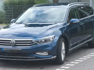 Gebraucht VW Passat Elegance 150 PS (110 kW) 2023 Blau Kombi