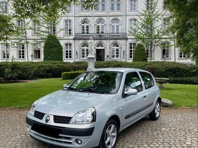 Second-hand Renault Clio II 98 CP (72 kW) 2001 Argintiu Hatchback