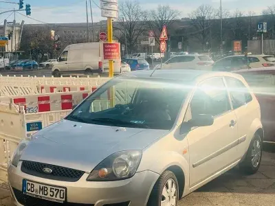 Używany Ford Fiesta 60 KM (44 kW) 2008 Srebrny Hatchback