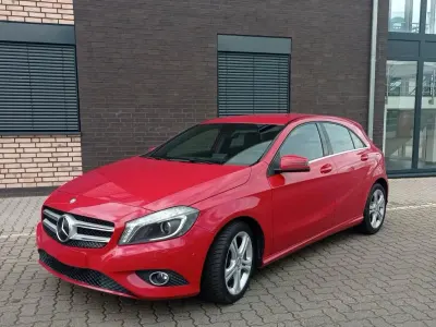 Używany Mercedes A180 122 KM (89 kW) 2015 Czerwony Sedan/Limuzyna