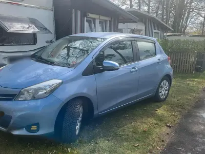 Używany Toyota Yaris 99 KM (72 kW) 2012 Niebieski Hatchback