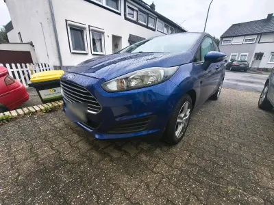 Gebraucht Ford Fiesta 95 PS (69 kW) 2014 Blau Kleinwagen