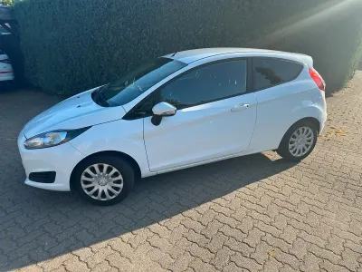Gebraucht Ford Fiesta 65 PS (47 kW) 2014 Weiß Kleinwagen