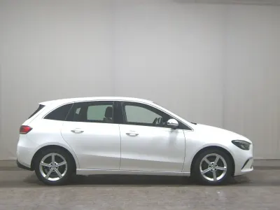 Używany Mercedes B200 Progressive 150 KM (110 kW) 2021 Biały Minivan