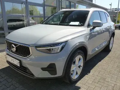 Begagnad Volvo XC40 Core 163 HK (119 kW) 2023 Grå SUV