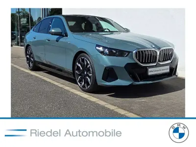 Neu BMW i5 M Sport 289 kW (394 PS) 2025 Cape york grün metallic Limousine
