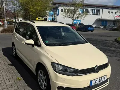Gebraucht VW Touran Trendline 150 PS (110 kW) 2025 Gelb Van / Kleinbus