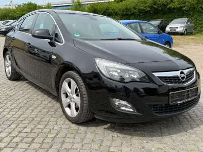 Używany Opel Astra Sport 116 KM (85 kW) 2010 Czarny Sedan/Limuzyna