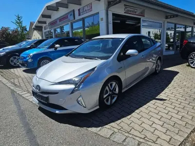 Używany Toyota Prius Executive 98 KM (72 kW) 2016 Srebrny Sedan/Limuzyna