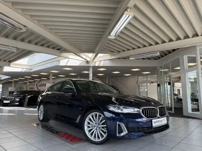 Gebraucht BMW 545e Luxury Line 394 PS (289 kW) 2021 Blau Limousine