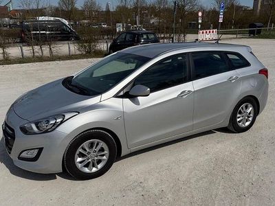 Gebraucht Hyundai i30 Trend 110 PS (80 kW) 2017 Silber Kombi