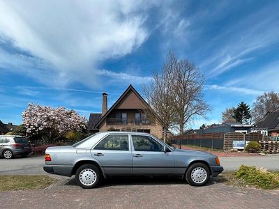Second-hand Mercedes E230 132 CP (97 kW) 1989 Gri Berlinǎ