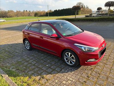 Gebraucht Hyundai i20 Passion 120 PS (88 kW) 2016 Rot Limousine