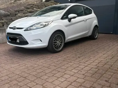 Gebraucht Ford Fiesta 97 PS (71 kW) 2010 Weiß Kleinwagen