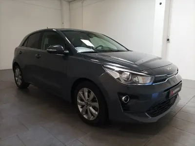 Usata Kia Rio Spirit 101 CV (74 kW) 2023 Grigio Utilitaria