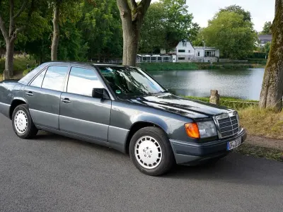 Gebraucht Mercedes E230 169 PS (124 kW) 1991 Schwarz Limousine
