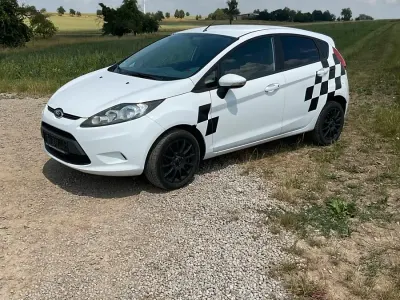 Gebraucht Ford Fiesta 60 PS (44 kW) 2010 Weiß Limousine