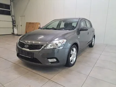 Używany Kia Ceed 116 KM (85 kW) 2012 Szary Hatchback