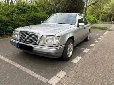 Gebraucht Mercedes 220 150 PS (110 kW) 1995 Silber Limousine