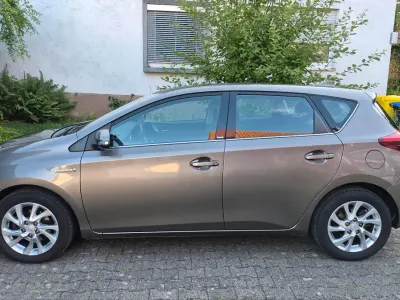 Gebraucht Toyota Auris Hybrid Edition-S 99 PS (72 kW) 2016 Andere farben Limousine