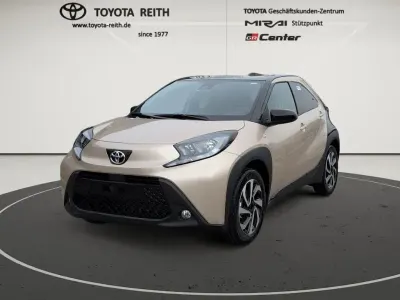 Neu Toyota Aygo X 72 PS (52 kW) 2025 Ginger beige (4u9)/ black mica SUV