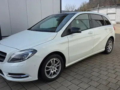 Używany Mercedes B200 Sport 156 KM (114 kW) 2014 Biały Minivan