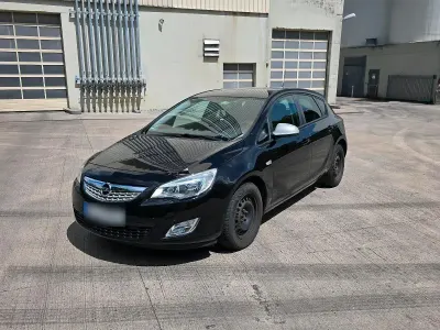Gebraucht Opel Astra 101 PS (74 kW) 2011 Schwarz Limousine
