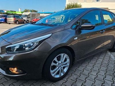 Gebraucht Kia Ceed Edition 7 99 PS (72 kW) 2012 Beige Kleinwagen