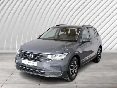 Gebraucht VW Tiguan Life 150 PS (110 kW) 2023 Delfingrau metallic SUV
