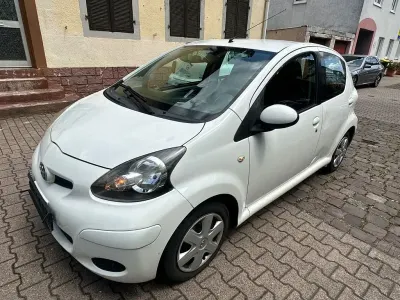 Gebraucht Toyota Aygo Cool 68 PS (50 kW) 2010 Weiß Kleinwagen