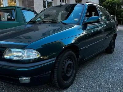 Gebraucht Opel Astra 75 PS (55 kW) 1996 Grün Limousine