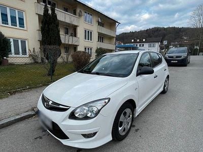 Gebraucht Hyundai i30 Intro Edition 99 PS (72 kW) 2012 Weiß Limousine