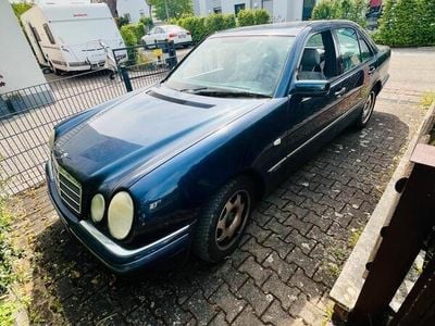Mercedes E200