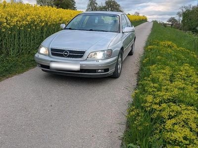 Second-hand Opel Omega 144 CP (105 kW) 2000 Argintiu Berlinǎ