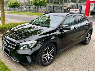 gebraucht Mercedes GLA180 - Schwarz Nightpaket Dachreling Tempomat