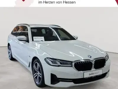 Gebraucht BMW 530e Sport Line 184 PS (135 kW) 2022 Alpinweiß Kombi