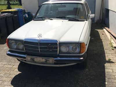 Gebraucht Mercedes E230 136 PS (100 kW) 1982 Weiß Limousine