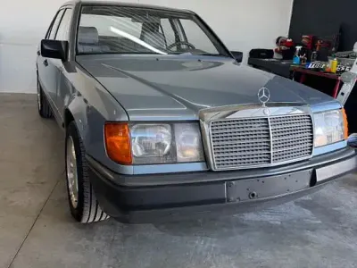 Gebraucht Mercedes E230 132 PS (97 kW) 1987 Blau Limousine