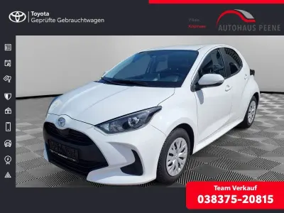 Gebraucht Toyota Yaris Basis 72 PS (52 kW) 2023 Schneeweiß Kleinwagen