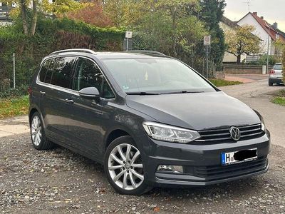 Grau Gebraucht 2017 VW Touran Highline Van / Kleinbus | 13.400 € (Etwas zu teuer)