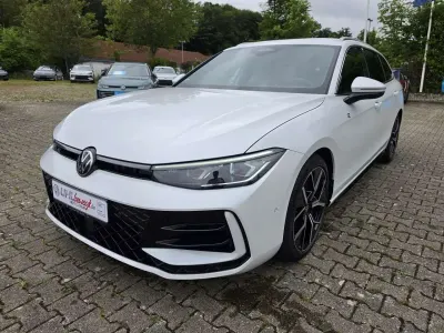 Gebraucht VW Passat R-line 265 PS (194 kW) 2025 Oryxweiß perleffekt Kombi