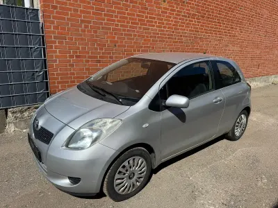 Usata Toyota Yaris 86 CV (63 kW) 2006 Argento Utilitaria