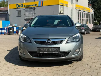 Gebraucht Opel Astra 140 PS (102 kW) 2011 Silber Kleinwagen