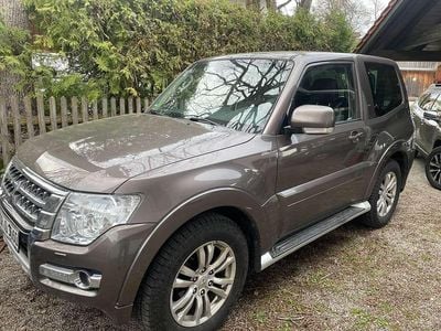 Gebraucht Mitsubishi Pajero Diamant Edition 190 PS (139 kW) 2015 Gold SUV