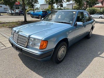 Blau Gebraucht 1990 Mercedes E300 Limousine | 10.990 €