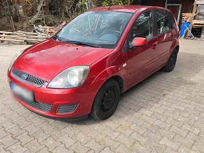 Gebraucht Ford Fiesta 80 PS (58 kW) 2008 Rot Kleinwagen